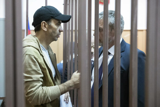 L’ancien ministre Mikhail Abyzov (à gauche sur la photo) avec son avocat, quelques instants avant une audience dans un tribunal de Moscou, le 27 mars.