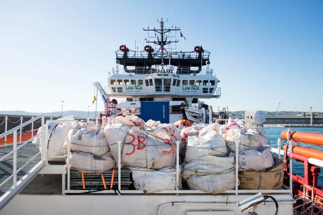 Le bateau humanitaire « Ocean-Viking » à Marseille, le 29 juillet. Ici, des gilets de sauvetage sont entreposés.