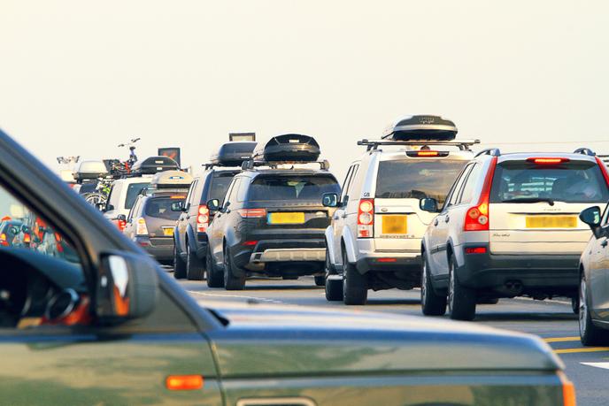 Embouteillage à un péage autoroutier, un jour de départ en vacances.