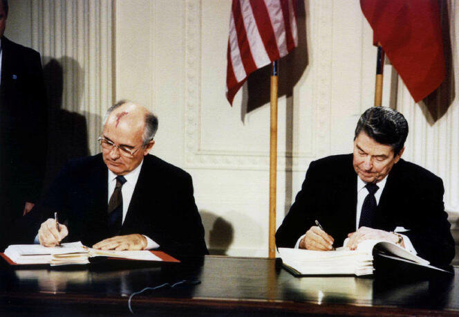 Mikhaïl Gorbatchev (à gauche) et Ronald Reagan, lors de la signature du traité FNI, à Washington, le 8 décembre 1987.