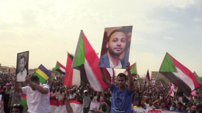 Des Soudanais protestent, à Khartoum, le 1er août, contre le meurtre, quelques jours plus tôt, de quatre étudiants, à Al-Obeid.