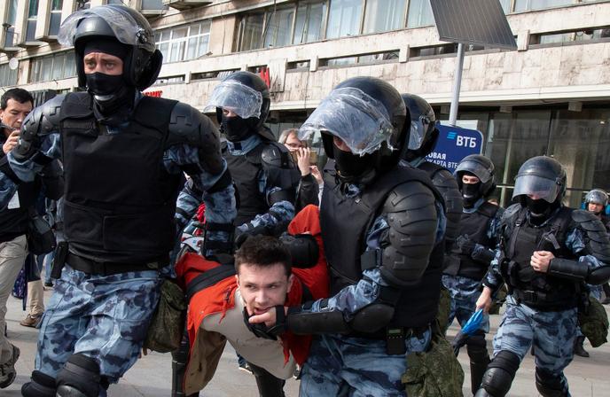 Des policiers lors de la manifestation du 3 août à Moscou.