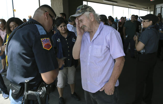Un officier de police d’El Paso interroge un témoin qui se trouvait à l’intérieur du Walmart où a eu lieu la fusillade, à El Paso, le 3 août.