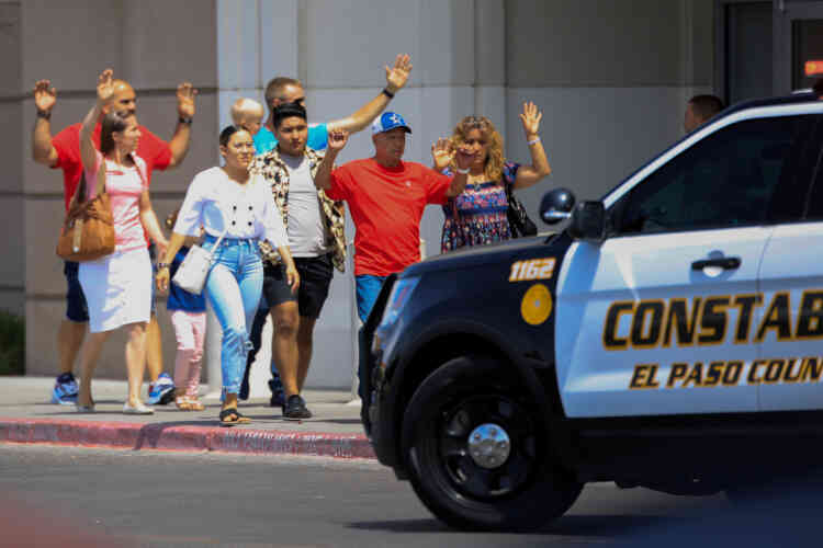 Les rescapés sortent du centre commercial les mains en l’air, quelques minutes après la fusillade. « C’est bientôt la rentrée des classes et le Walmart était rempli quand les coups de feu ont retenti », explique le sergent Robert Gomez, porte-parole de la police d’El Paso.