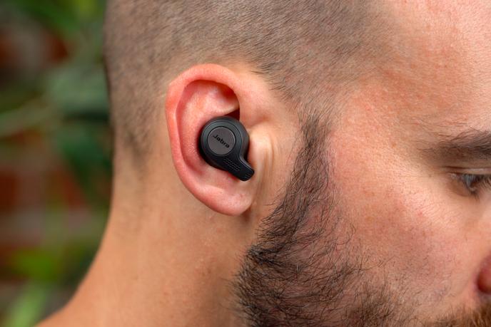 Les écouteurs Elite Active 65t de Jabra n’ont pas de cordon pénible qui peut s’emmêler, faire du bruit ou rebondir contre le cou de l’utilisateur quand il court ou saute. Ils restent bien en place dans les oreilles.