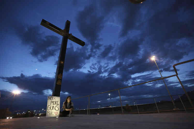 De l’autre côté de la frontière aussi l’heure est au recueillement, comme ici à Juarez. Trois ressortissants mexicains ont été tués dans la fusillade. Un cri silencieux dans la nuit : « No more guns. »