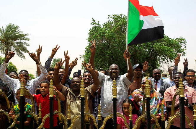 Des Soudanais célébrant l’accord sur la transition démocratique dans les rues de Khartoum, au lendemain de l’accord trouvé entre les militaires et le mouvement de contestation civil, le 4 août 2019.