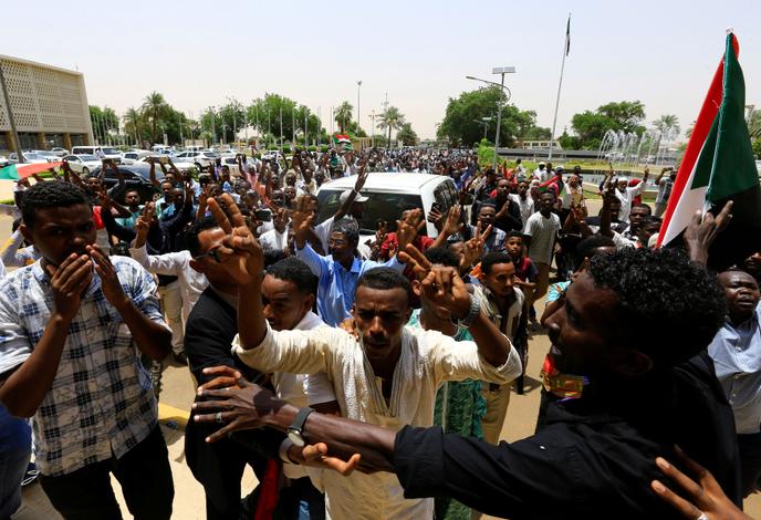 Des Soudanais célèbrent l’accord entre militaires et civils, le 4 août 2019 à Khartoum.
