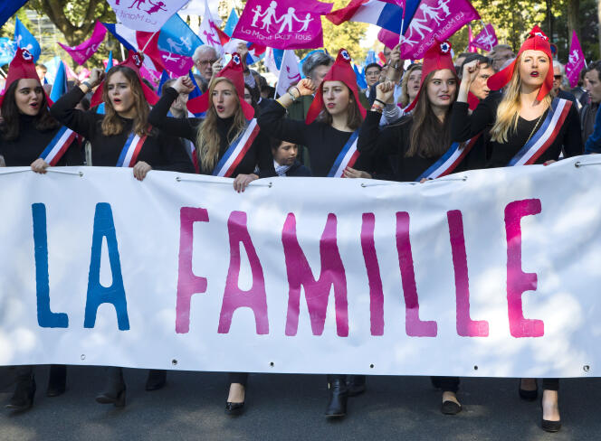 Marche de la Manif pour Tous le 16 octobre 2016, à Paris, pour protester contre le mariage gay et l’ouverture de la PMA aux couples de femmes.