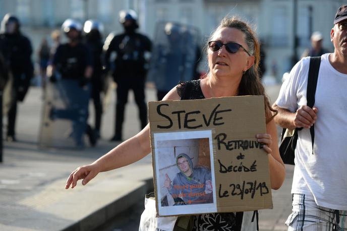 Une femme tient une photo de feu Steve Maia Canico, lors d’un rassemblement à la mémoire du jeune homme, à Nantes, le 3 août.