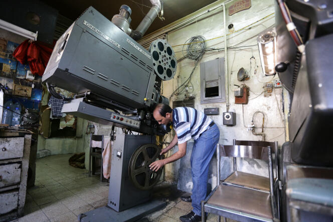 Projectioniste au cinéma Fardos, à Damas, le 5 septembre 2013.