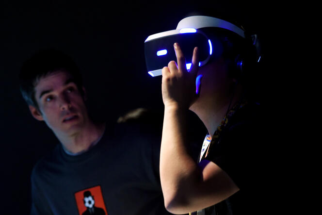 Casque de réalité virtuelle PlayStation VR, entre design
