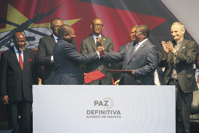 Le président mozambicain, Filipe Nyusi (à gauche), et le chef de la Renamo, Ossufo Momade, lors de la signature de l’accord de paix, le 6 août à Maputo.