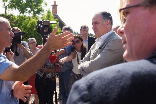 Le ministre de l’agriculture, Didier Guillaume, à droite, discute de la canicule avec un agriculteur à Ouchamps (Loir-et-Cher), le 22 juillet.