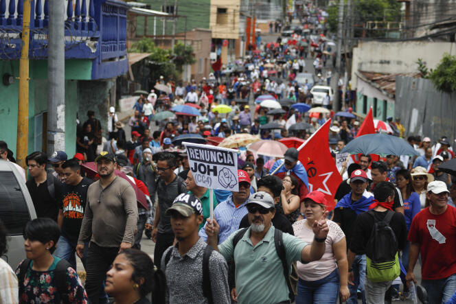 Un manifestant brandit une pancarte « JOH démission » lors d’une manifestation à Tegucigalpa, au Honduras, le 6 août.