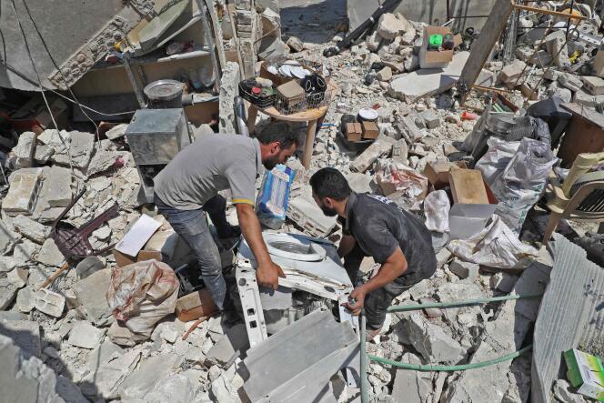 Des habitants de Khan Cheikhoun (Syrie) profitent du cessez-le-feu pour récupérer des affaires personnelles dans les décombres de leurs maisons, le 3 août.