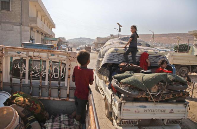 Des Syriens déplacés profitent du cessez-le-feu pour retourner dans leur village, dans la province d’Idlib (Syrie), le 4 août.