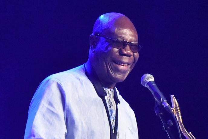 Le saxophoniste Manu Dibango lors d’un concert à Abidjan, en Côte d’Ivoire, le 29 juin 2018.