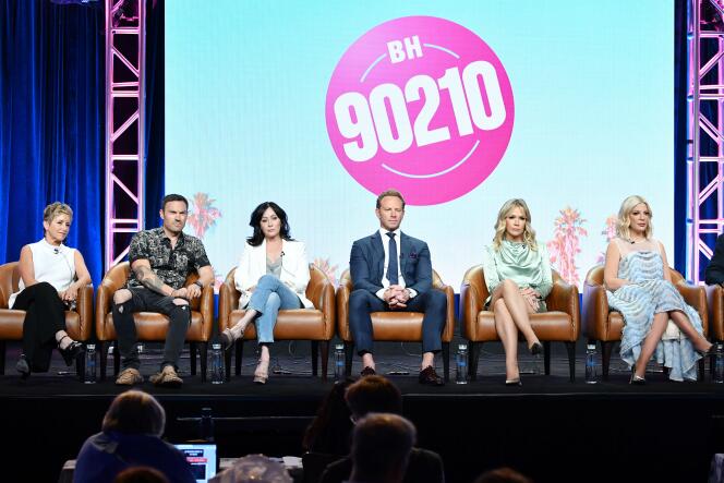 Gabrielle Carteris, Brian Austin Green, Shannen Doherty, Ian Ziering, Jennie Garth et Tori Spelling, le 7 août, lors de la présentation de la série « BH90210 », au Beverly Hilton Hotel, en Californie.
