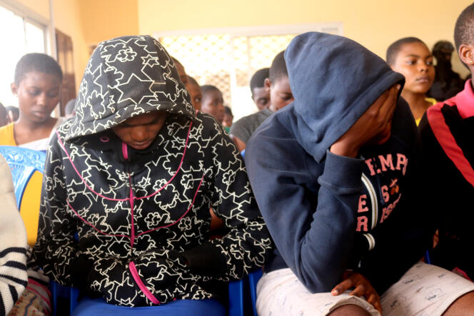 Des élèves enlevés puis libérés par des hommes armés, à Bamenda, en novembre 2018.