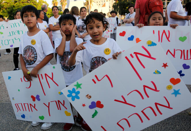 Des enfants philippins avec une pancarte « Nous n’avons pas d’autre pays », lors d’une manifestation contre les expulsions le 6 août à Tel-Aviv.
