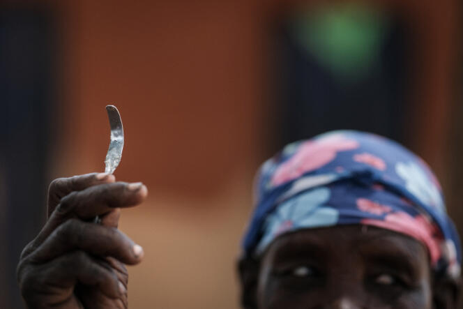 Une ancienne exciseuse montre un outil utilisé pour pratiquer les mutilations génitales, à Alakas, en Ouganda, en janvier 2018.