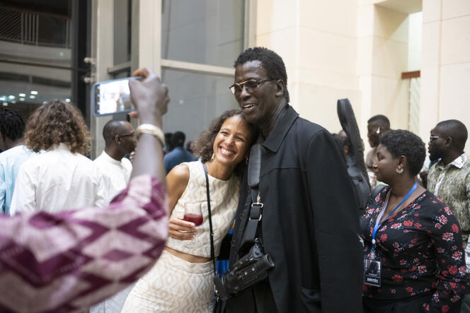 La réalisatrice Mati Diop avec son père Wasis Diop, le 2 août à Dakar, après la projection  du film « Atlantique ».