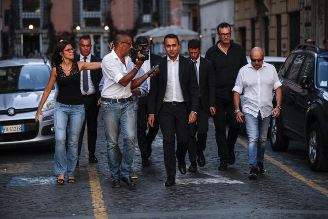 Le chef de file du Mouvement 5 étoiles, Luigi Di Maio, entouré de journalistes aux abords du Palais Chigi à Rome, le 8 août.
