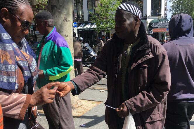 Des marabouts distribuent des flyers à Barbès, dans le 18e arrondissement de Paris.