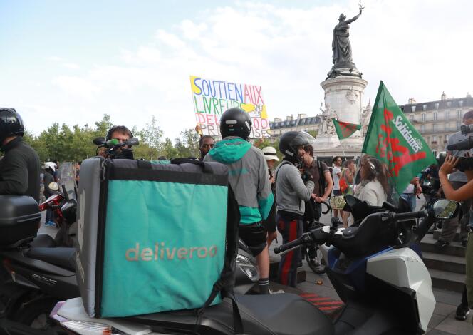 Rassemblement de livreurs Deliveroo, place de la République à Paris, samedi 10 août.