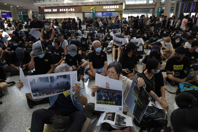 Sit-in de protestation à l’aéroport de Hongkong, le 9 août.