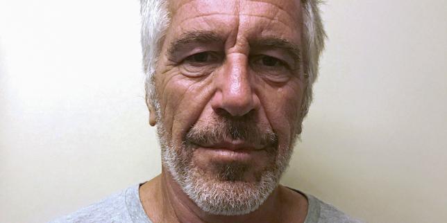 Après la mort d’Epstein, deux salariés suspendus et le directeur de la prison muté