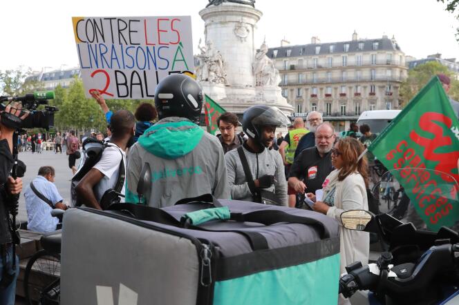 Une manifestation de livreurs Deliveroo à Paris, le 10 août 2019, pour protester contre les conditions de travail de l’entreprise.