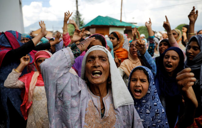 Des femmes cachemiries manifestent à Srinagar, le 11 août, après la suppression du statut spécial de leur territoire.