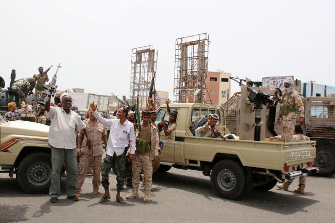 Des séparatistes patrouillent à Aden, dans le sud du Yémen, samedi 10 août.
