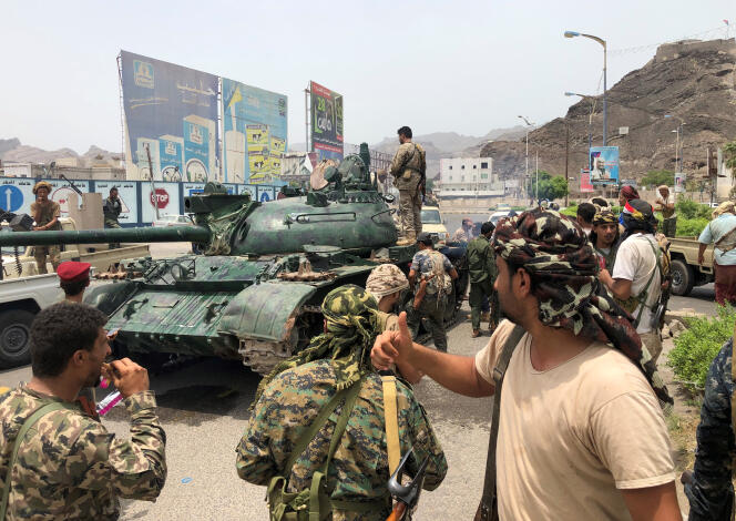 Des soutiens séparatistes de l’indépendance du sud du Yemen ont saisi un tank dans dans une caserne d’Aden, samedi 10 août.