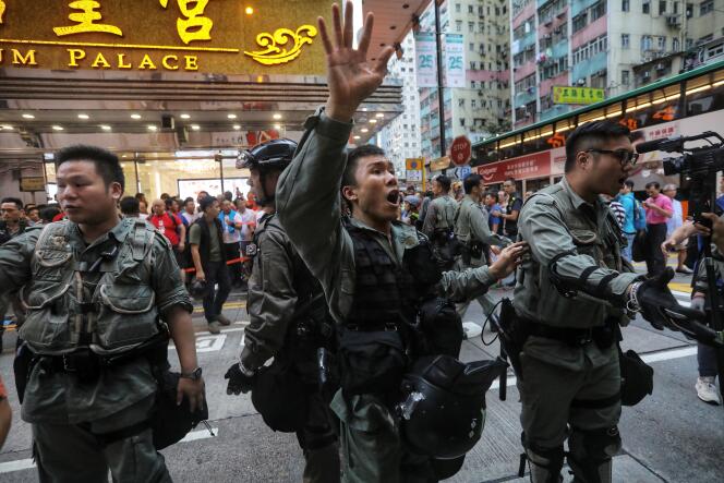 Des policiers lors des manifestations prodémocratie à Hongkong, le 11 août.