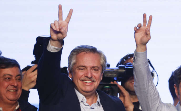 Le candidat Alberto Fernandez fait le signe de la victoire devant ses militants au QG du partiÂ Â« Frente de todosÂ Â», Ã  Buenos Aires, dimanche 11 aoÃ»t.