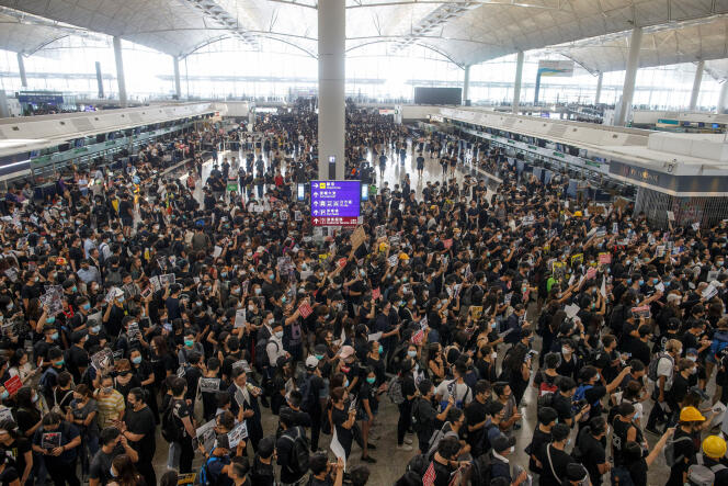 Des manifestants à l’aéroport international de Hongkong, lundi 12 août.