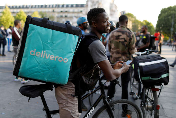 Un livreur Deliveroo manifeste place de la République, à Paris, contre la réduction du prix de la course à Paris, le 7 août 2019.