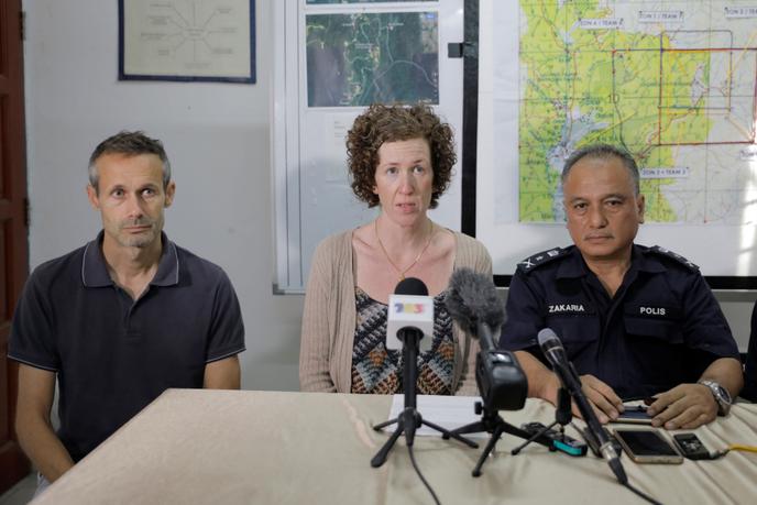 Les parents de Nora Quoirin pendant la conférence de presse, à Seremban, où ils ont offert une récompense pour des informations crédibles sur  la disparue.