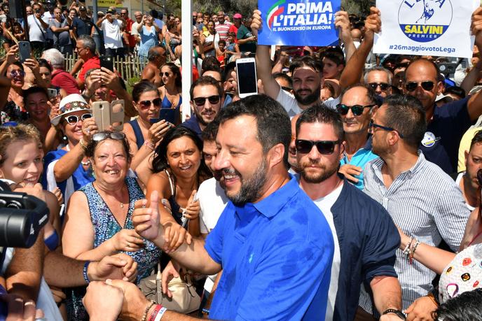 Matteo Salvini profite d’un bain de foule lors de sa « tournée des plages italiennes », à Policoro, le 10 août.