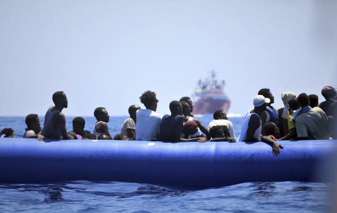 Arrivée du navire « Ocean-Viking » auprès d’une embarcation de migrants en Méditerrannée, le 12 août.