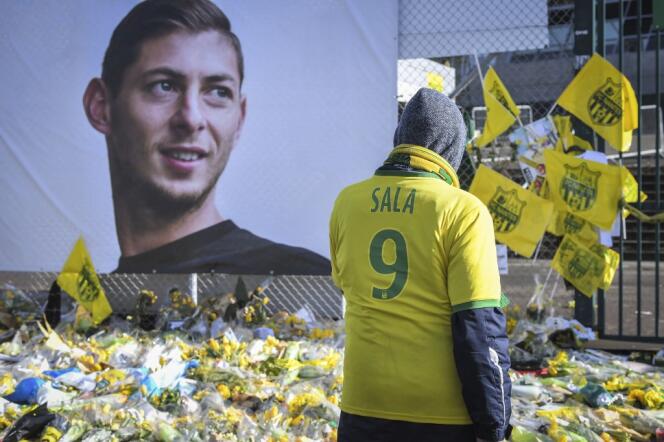 Des supporteurs rendent hommage à Emiliano Sala le 10 février 2019, à Nantes.