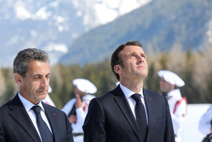 Emmanuel Macron Entretient La Flamme Avec Nicolas Sarkozy