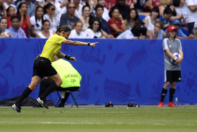 Stéphanie Frappart désigne le point de penalty lors de la finale de la Coupe du monde féminine 2019.