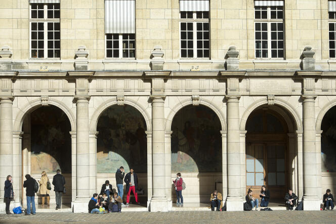 Dans la cour d’honneur de l’université de la Sorbonne, à Paris.