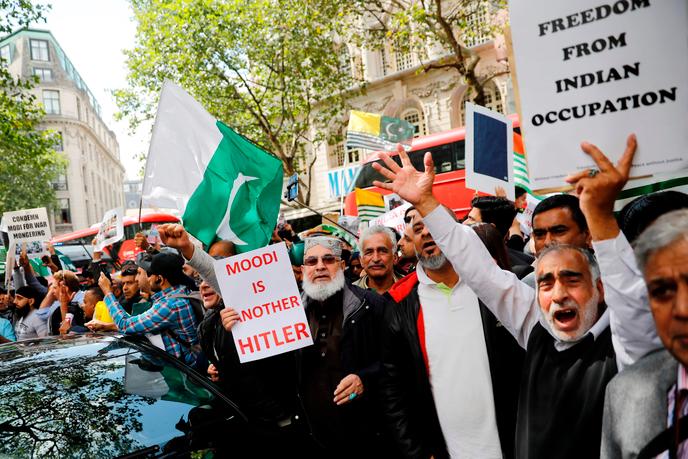 Des manifestants devant l’ambassade d’Inde à Londres, le 15 août.