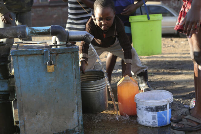 Réapprovisionnement en eau, à Harare, le 24 juillet.