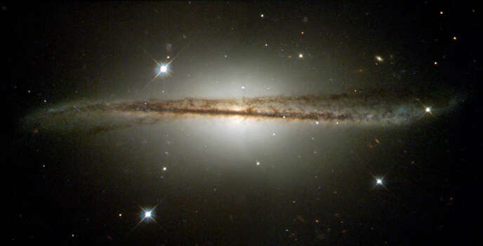 Cette image de l’ESO 510-G13 de Hubble Heritage montre une galaxie qui possède une structure de disque torsadée inhabituelle.
